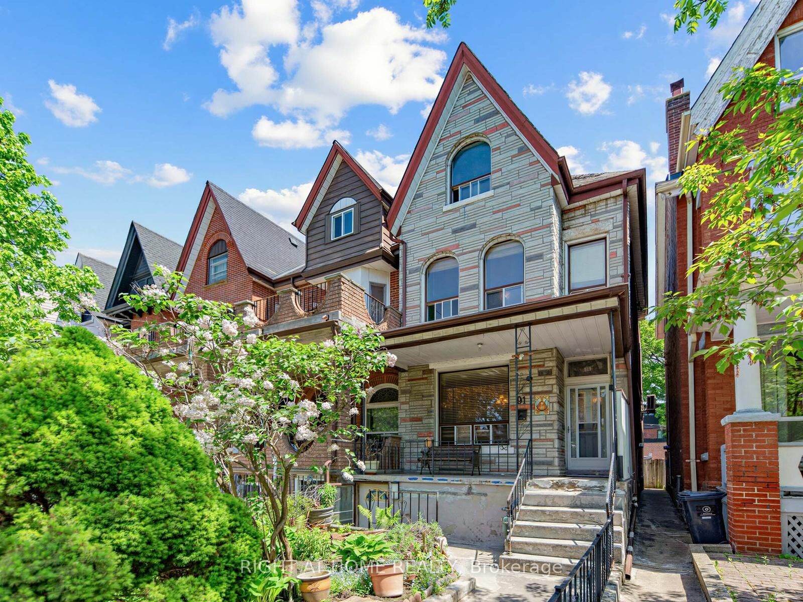 Property Photo:  91 Borden Street  ON M5S 2M8 