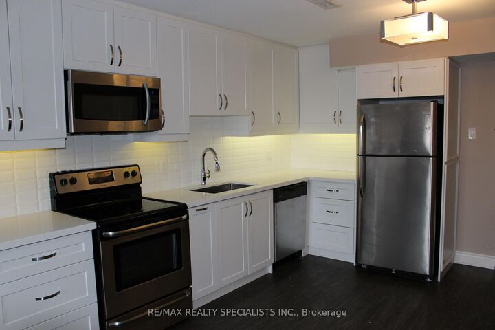 Property Photo:  6 Brant Street 8  ON L5G 3N8 