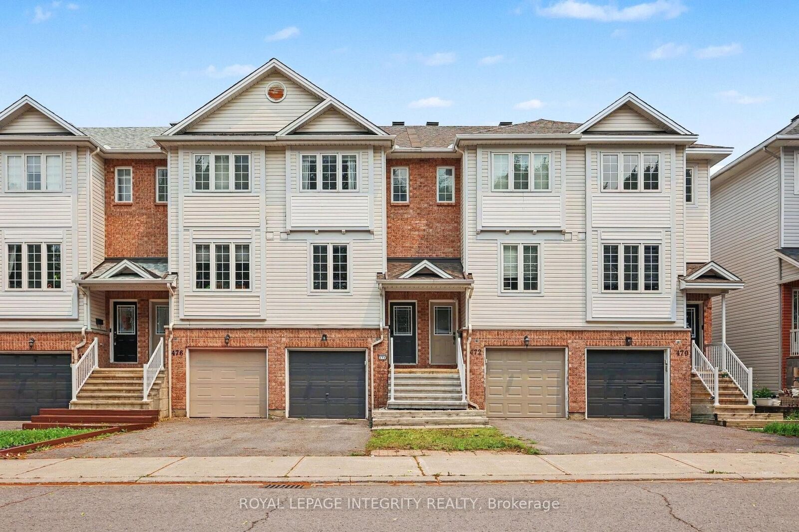 Property Photo: 474 Seyton Drive ON K2H 1G2