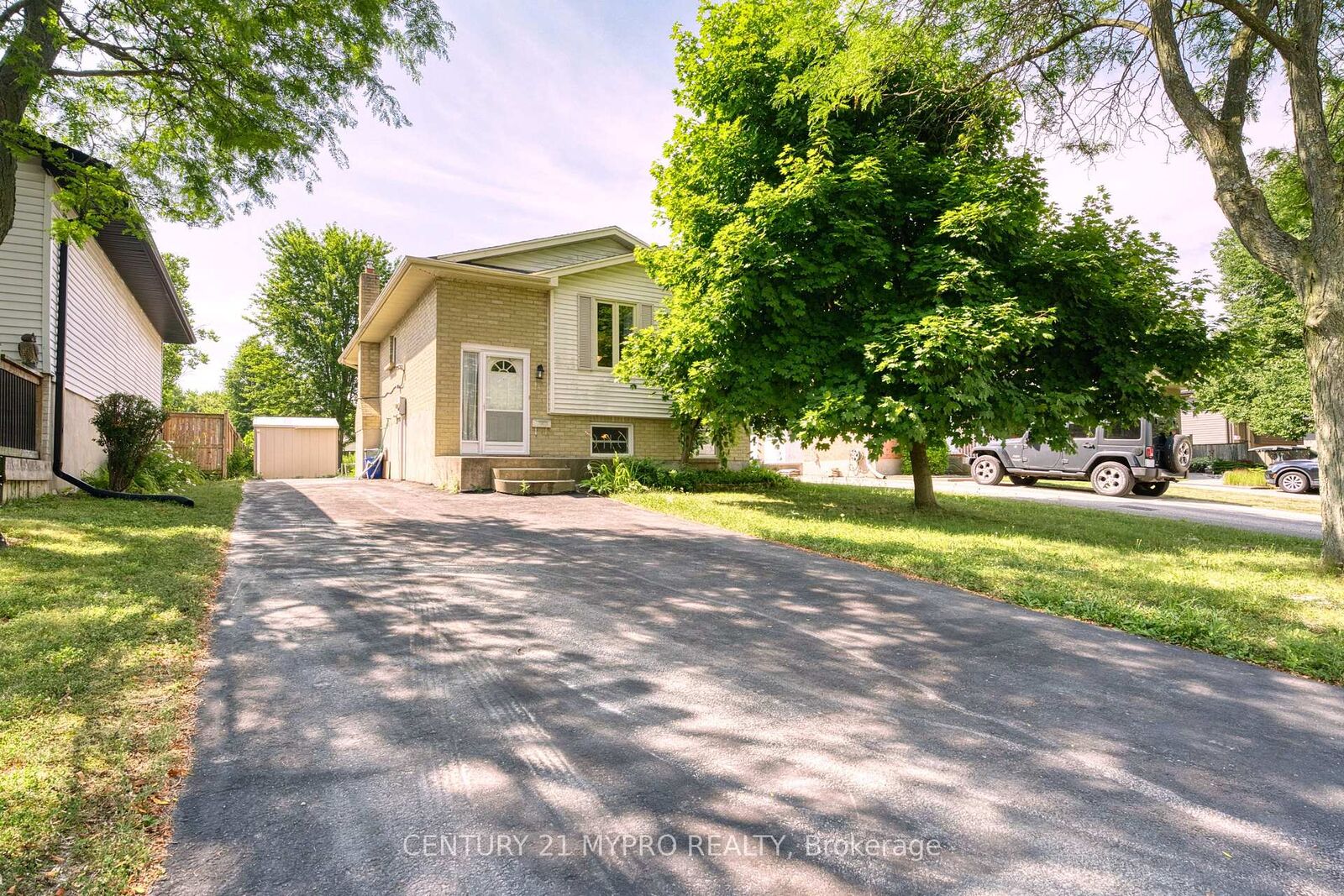 Property Photo: 143 Ardsley Crescent ON N6G 3W6