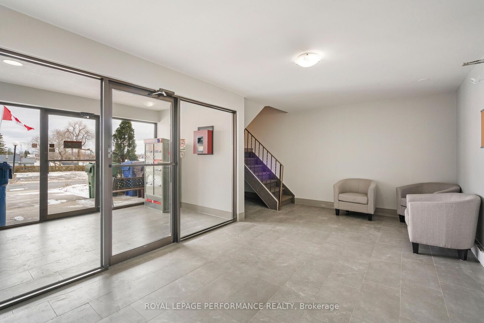 Property Photo:  220 Kenyon Street W 209  ON K0C 1A0 