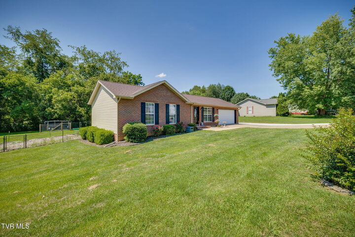 Property Photo: 221 Lindas Way TN 37620