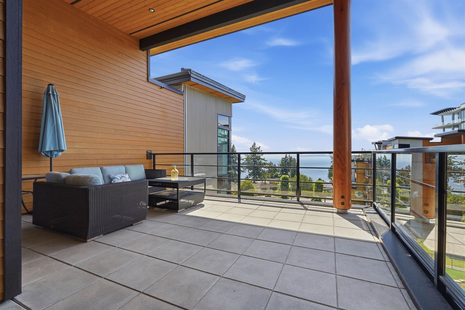 Property Photo: 14855 Thrift Avenue Ph512 BC V4B 2J6