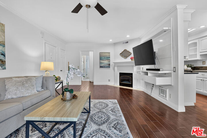 Property Photo:  944 11th St  CA 90403 