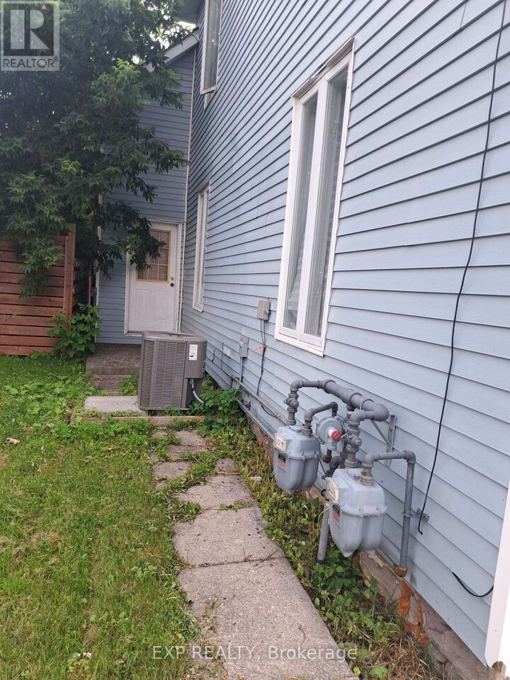 Property Photo:  19 Kenyon Street West  ON K0C 1A0 