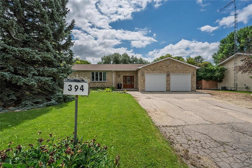 Property Photo: 394 Grassie Boulevard MB R3W 1G5