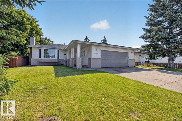 Property Photo:  1939 61 Street NW  AB T6L 1M5 