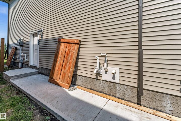 Property Photo: 1712 27 St NW AB T6T 2G6