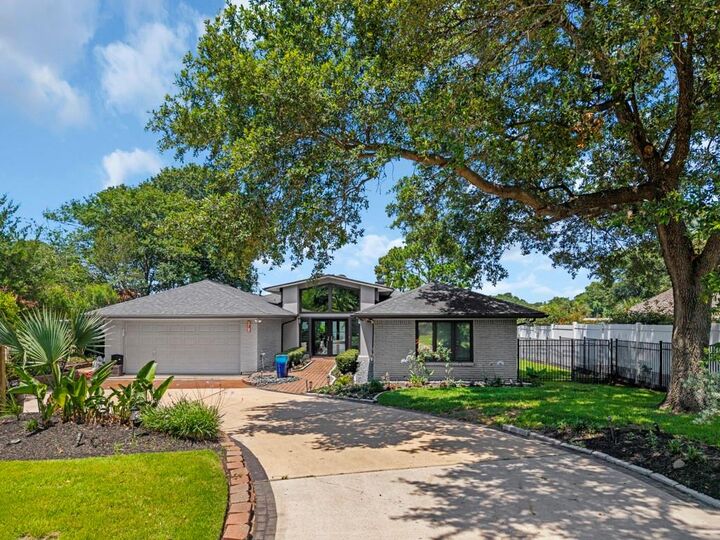Property Photo: 217 Lakeshore Circle TX 77586