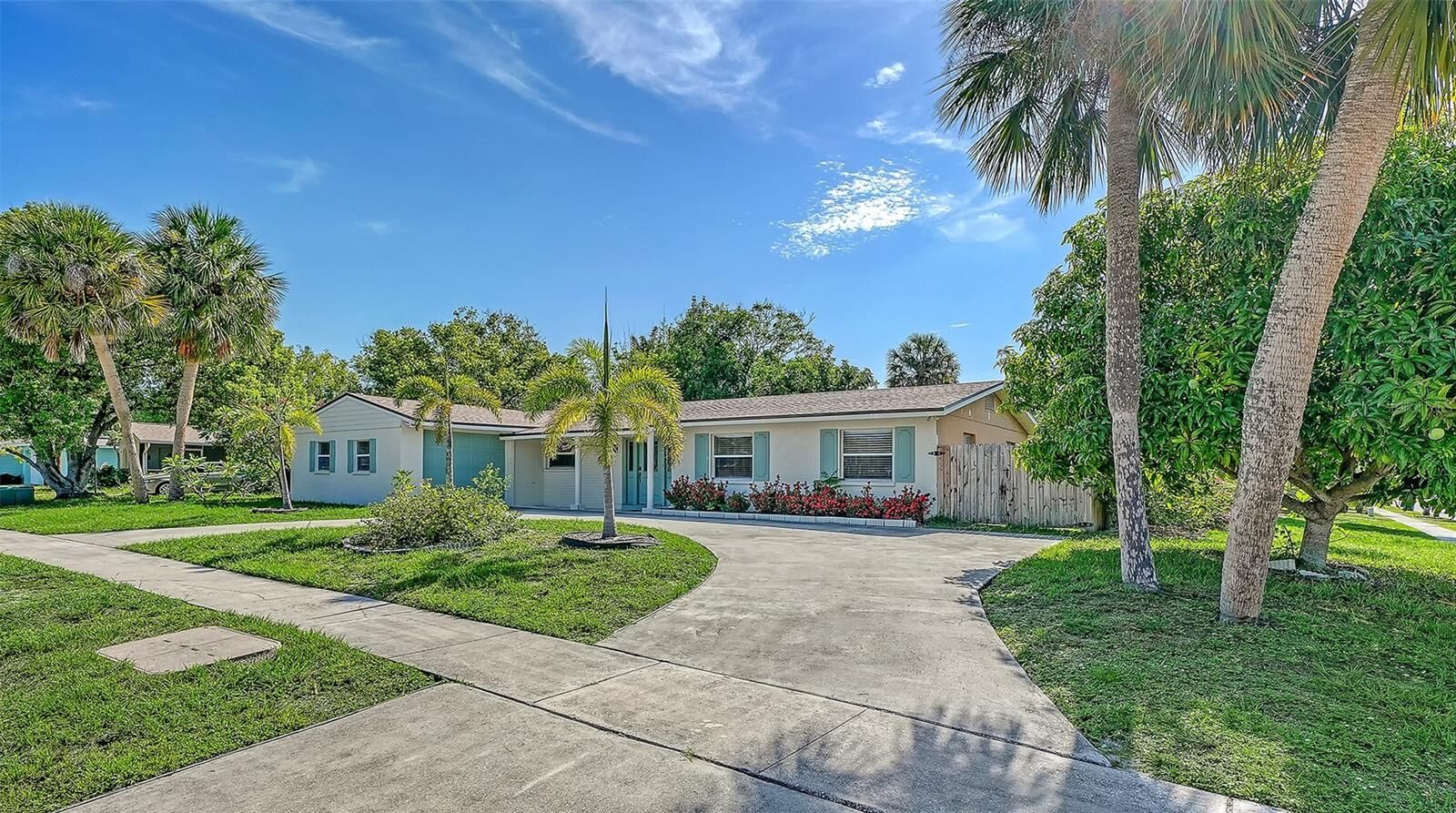 Property Photo: 6515 Colonial Drive FL 34231