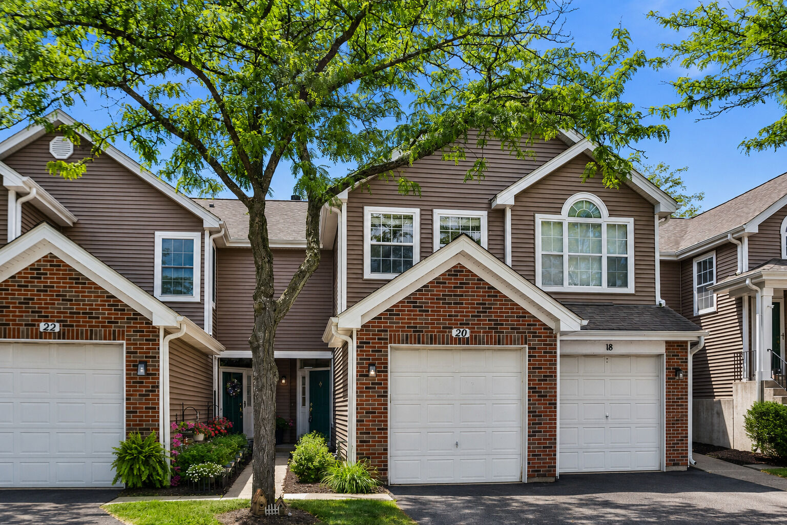 Property Photo: 20 Arbordale Court IL 60102