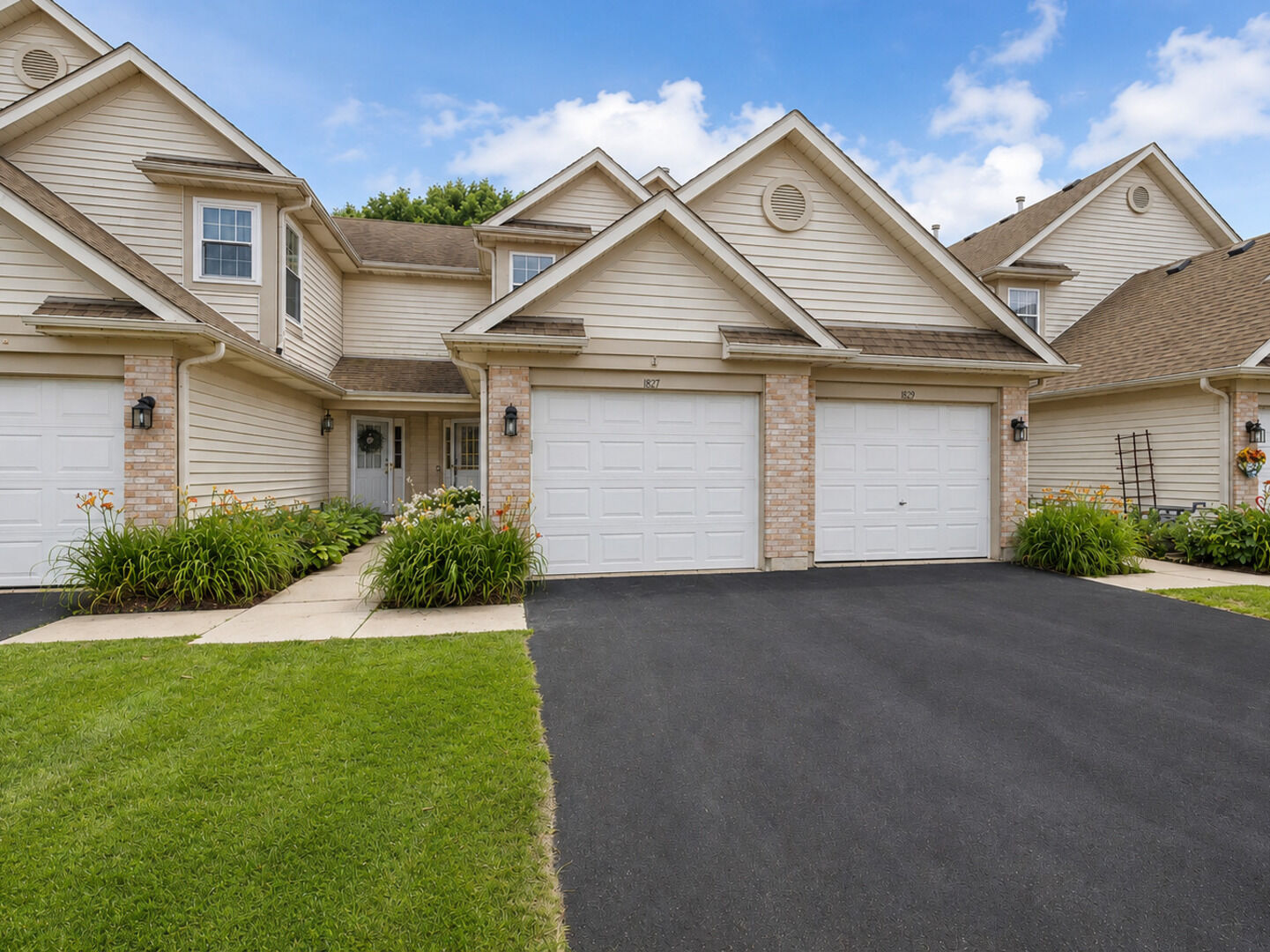 Property Photo: 1827 Grove Avenue IL 60193