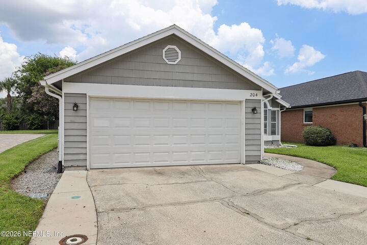 Property Photo: 204 Crosstern Court FL 32082