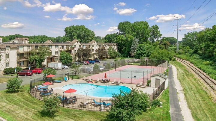 Property Photo:  1304 W Medicine Lake Drive 320  MN 55441 