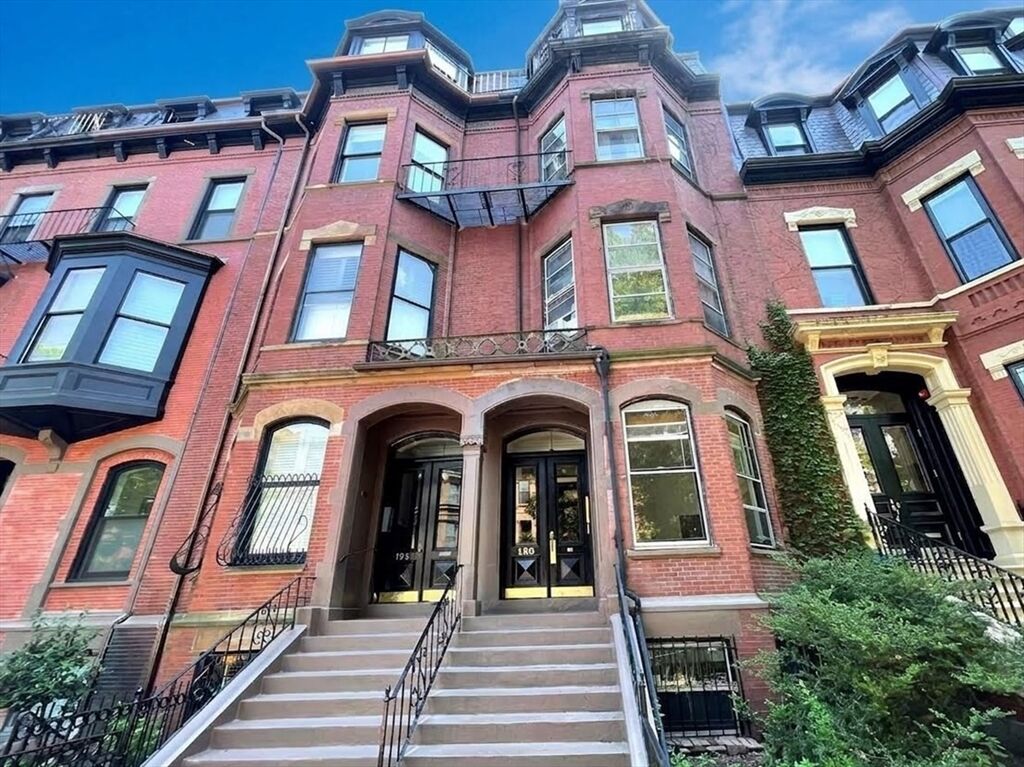 Property Photo: 130 Marlborough St 5 MA 02116