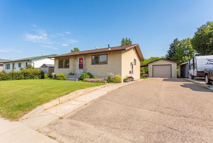 Property Photo: 5423 47 Avenue AB T4L 1M9