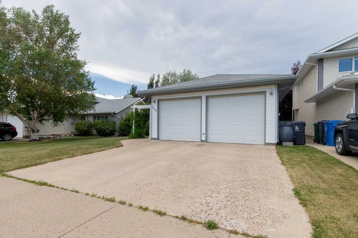 Property Photo:  160 Heritage Boulevard W  AB T1K 6X1 