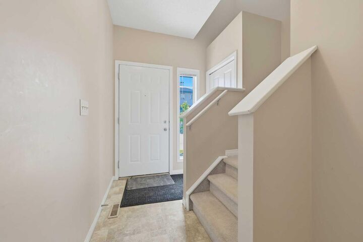 Property Photo: 124 Everridge Gardens SW AB T2Y 0G9