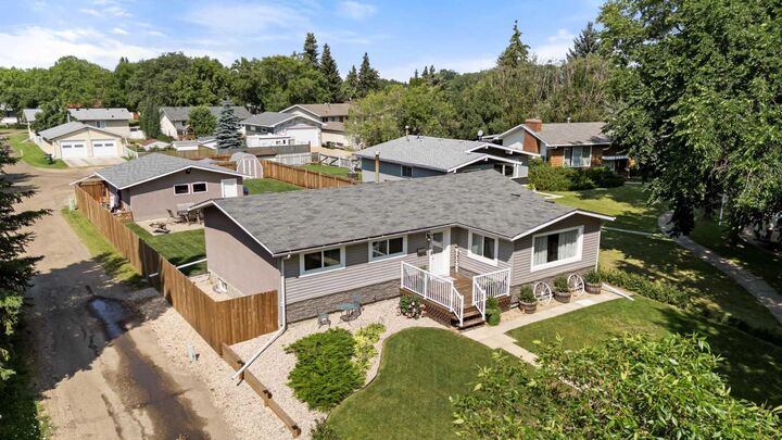 Property Photo: 4206 59 Street Close AB T4V 2H1