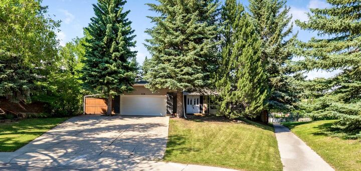 Property Photo:  224 Varsity Crescent NW  AB T3B 2Z6 