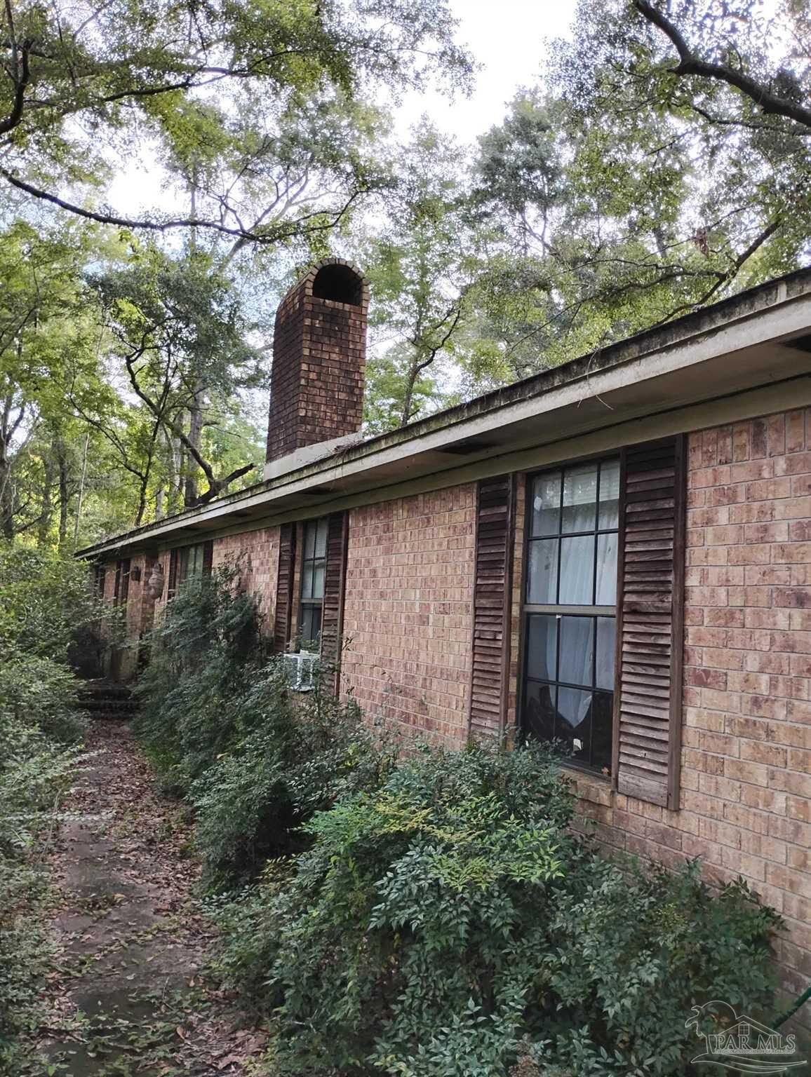 Property Photo: 136 Navarro Rd FL 32533