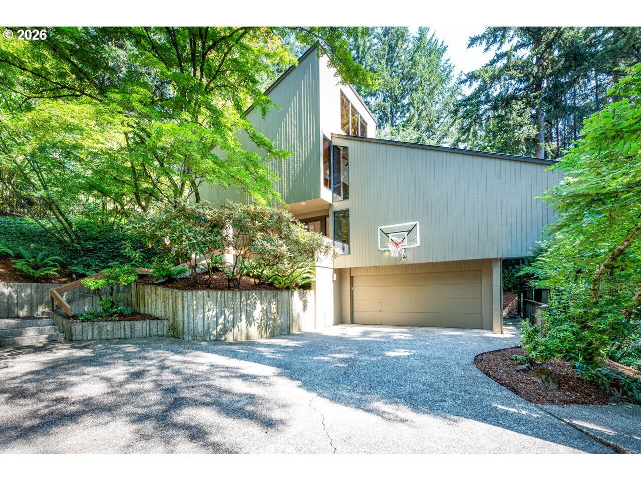 Property Photo: 1858 Fircrest Dr OR 97403