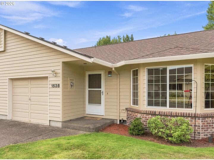 Property Photo: 1528 SW Harbor Dr OR 97128