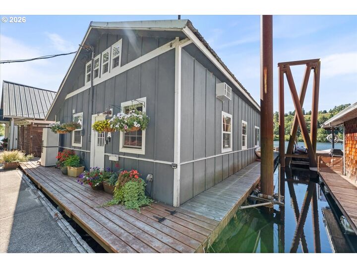 Property Photo: 903 S McLoughlin Blvd 905 A OR 97045