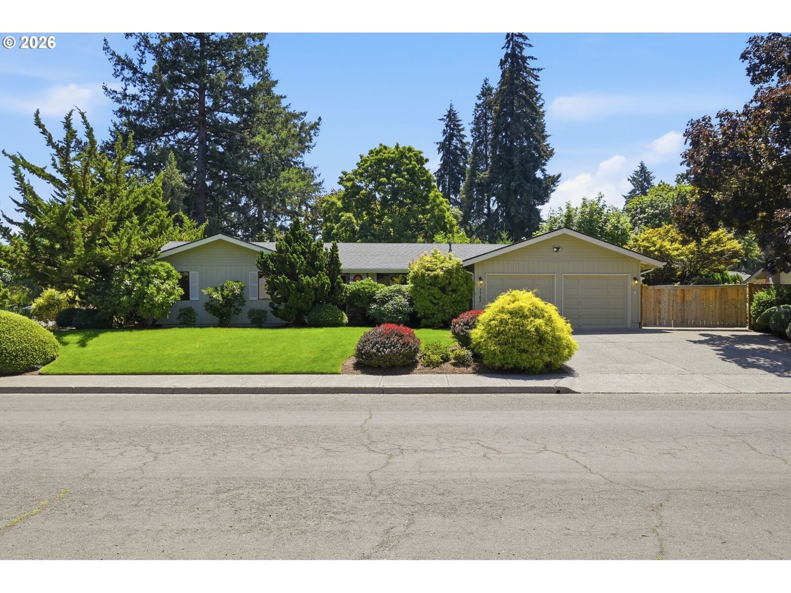 Property Photo: 1761 Russet Dr OR 97401