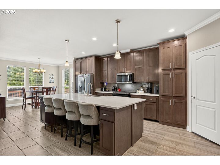 Property Photo: 623 N Overlook Loop OR 97368