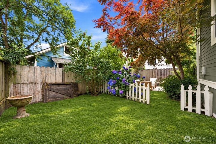 Property Photo:  1110 NW 70th Street  WA 98117 