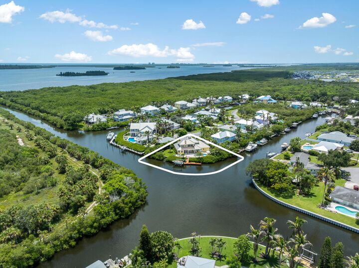 Property Photo: 2165 6th Court SE FL 32962