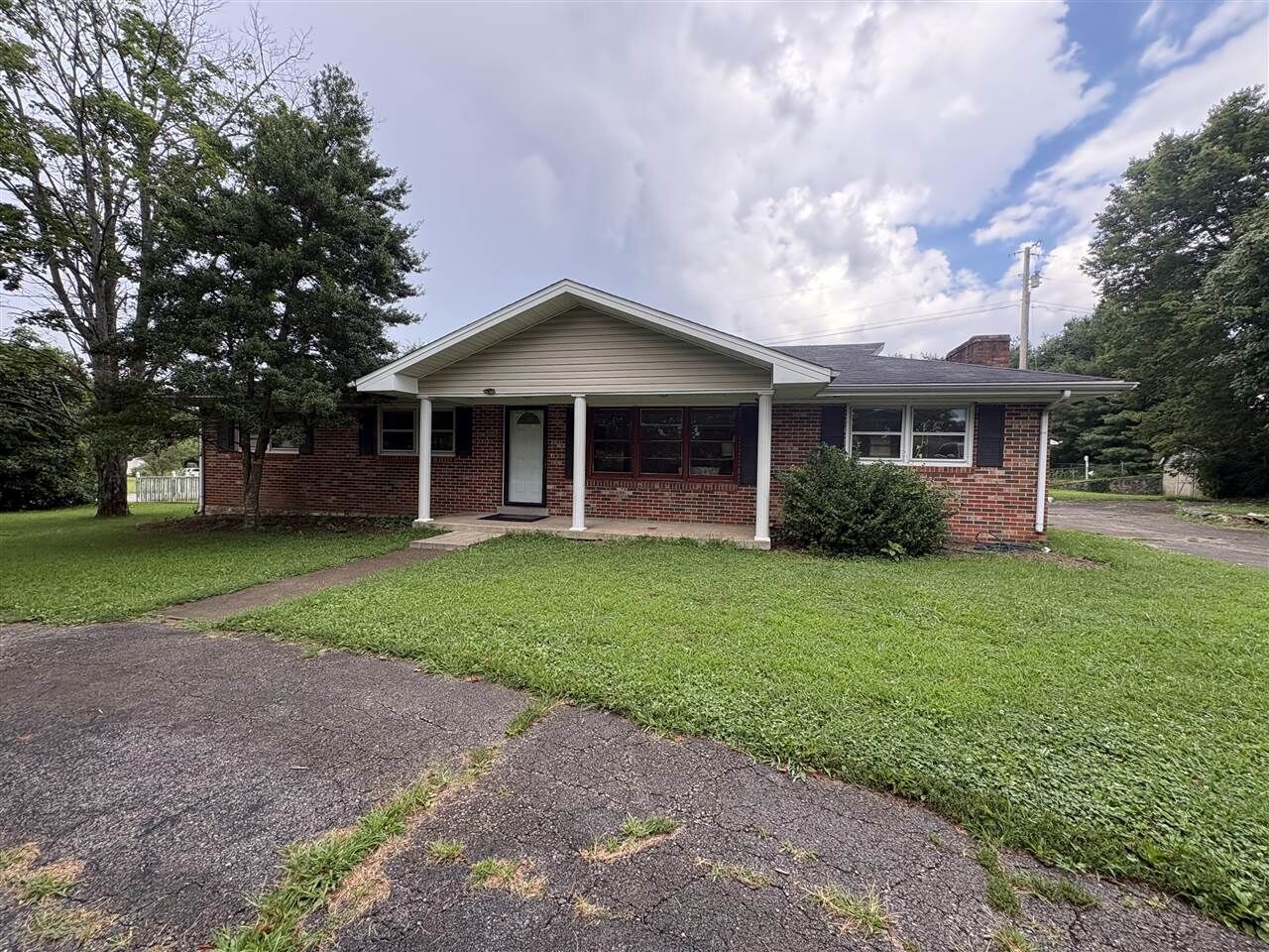 Property Photo: 642 Willoughby Lane KY 42101