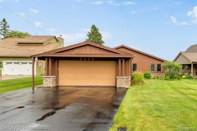 Property Photo: 3680 Kingsway Drive MI 48356