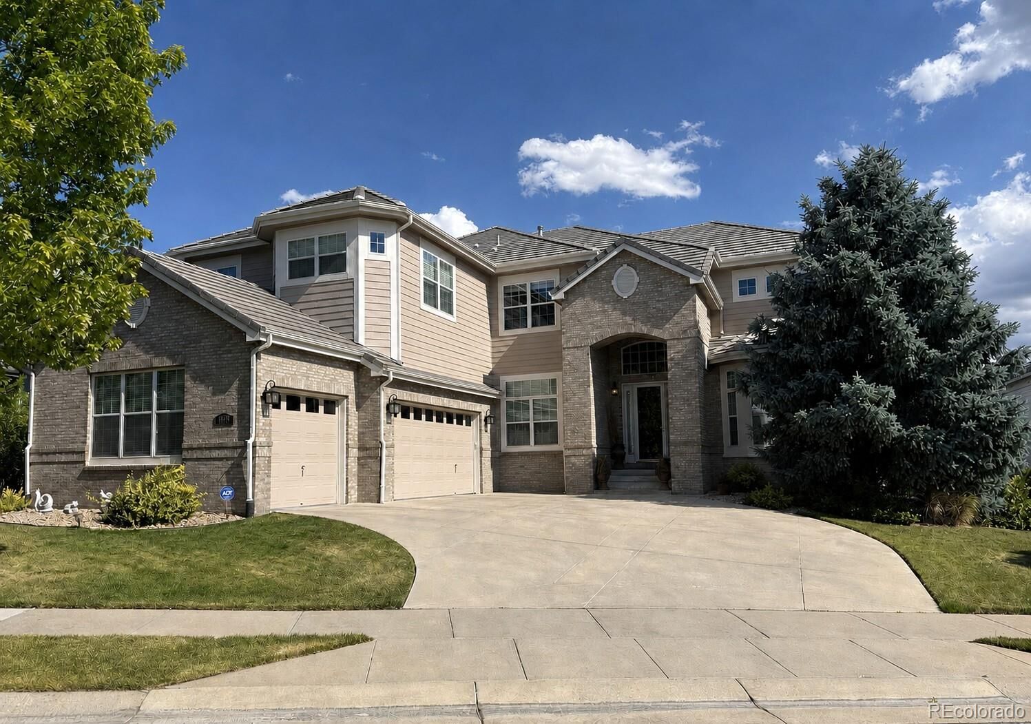 Property Photo: 6558 S Riviera Way CO 80016