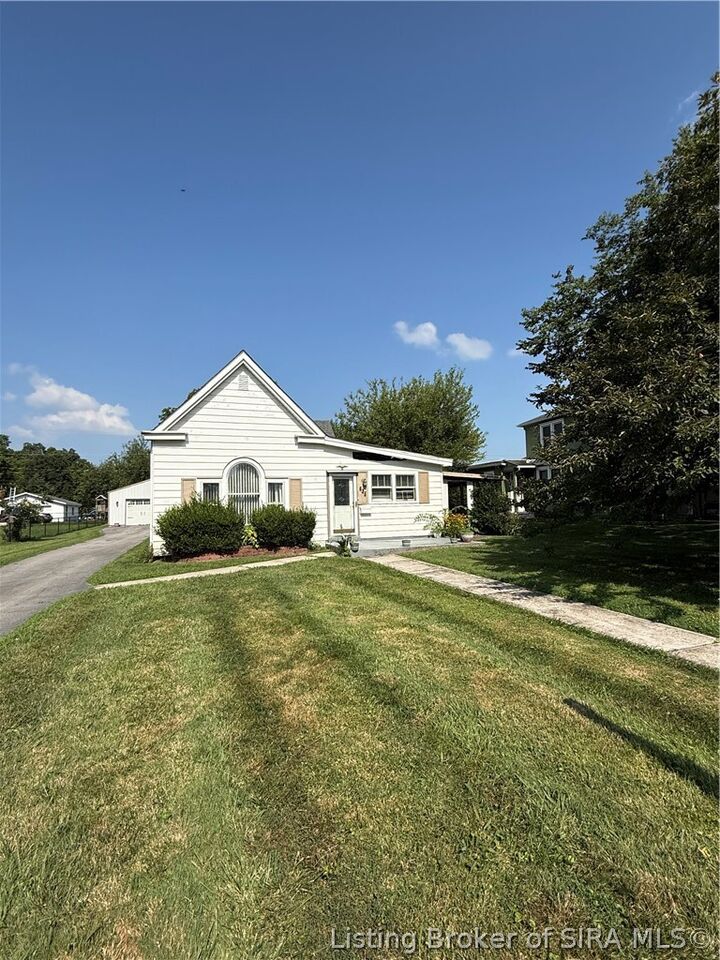 Property Photo: 605 Lincoln Boulevard IN 47172