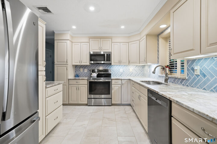 Property Photo:  28 Meetinghouse Terrace  CT 06776 