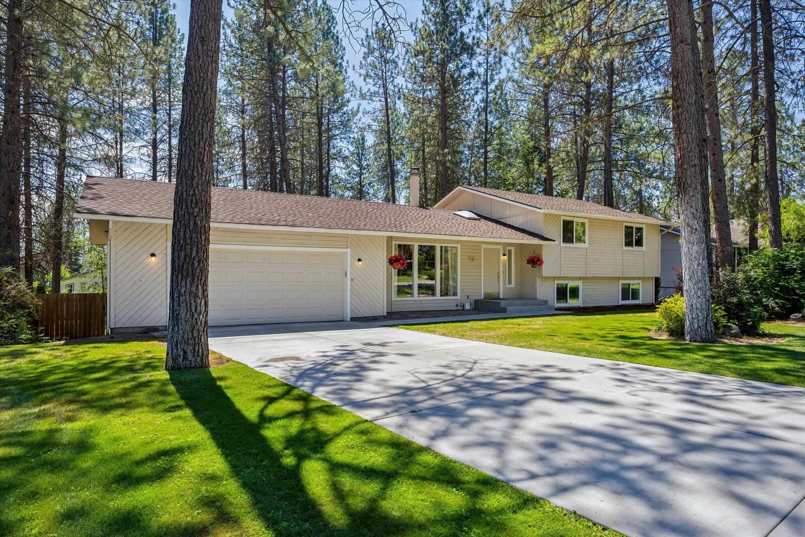 Property Photo: 710 E Glencrest Dr WA 99208