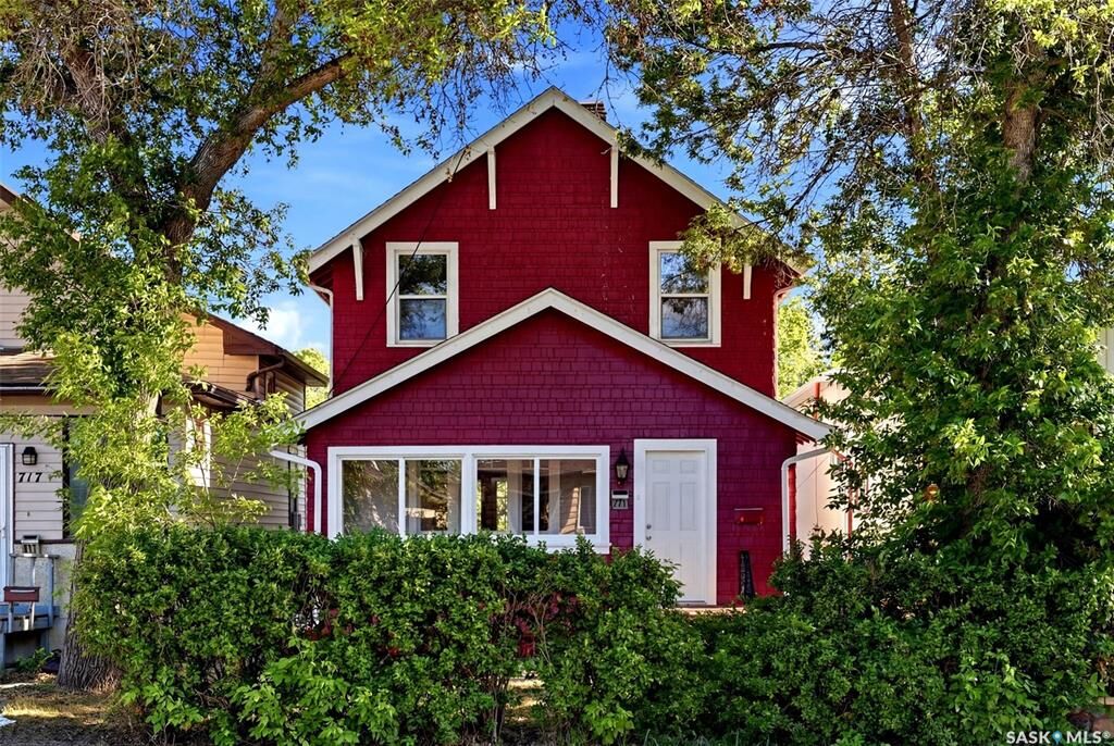 Property Photo: 721 College Avenue SK S4N 0X8
