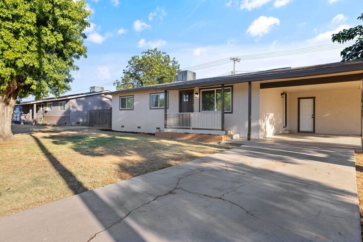 Property Photo: 1529 E Stockham Avenue CA 93274
