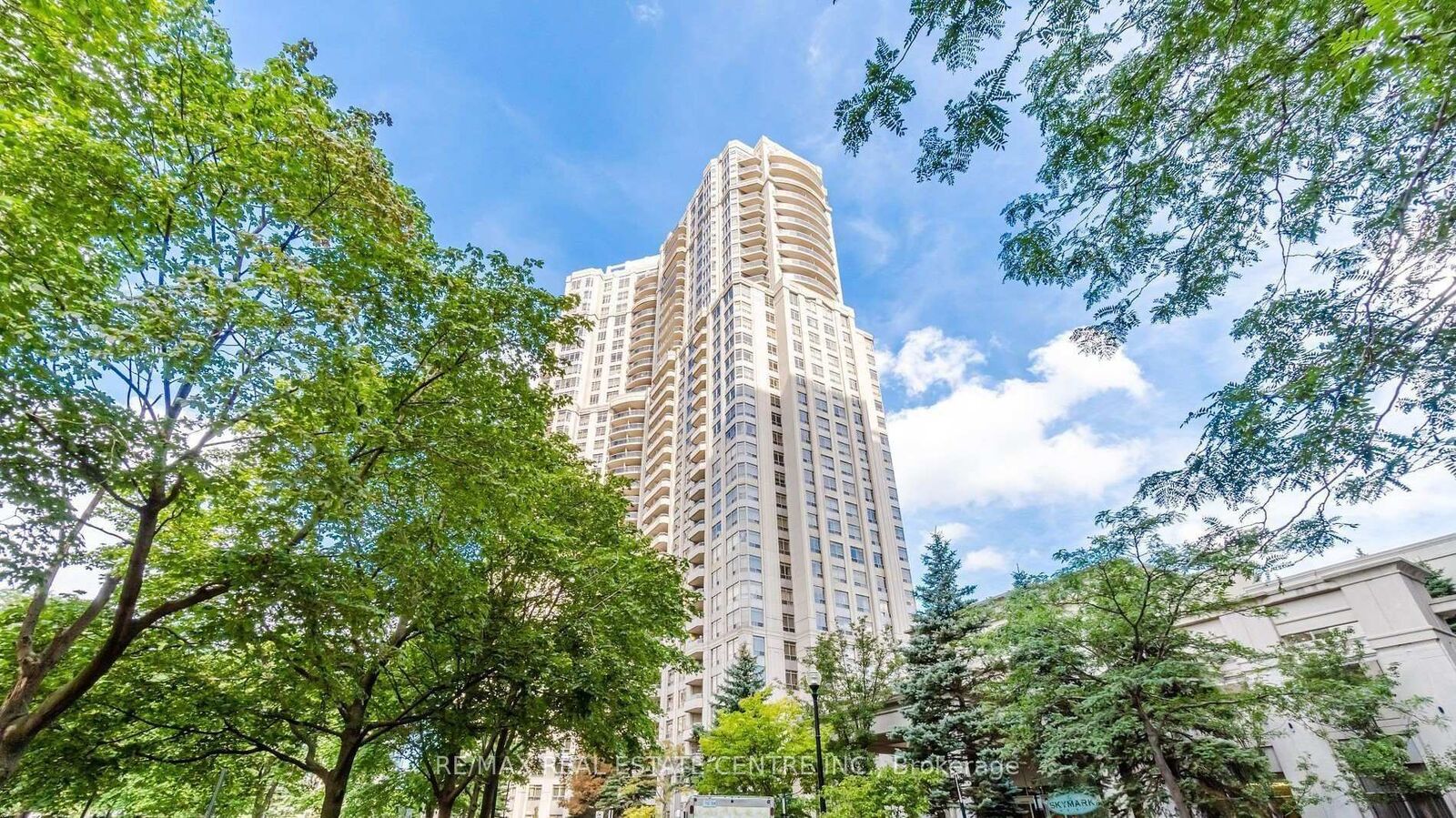 Photo de la propriété: 35 Kingsbridge Garden Circle 1804 ON L5R 3Z5