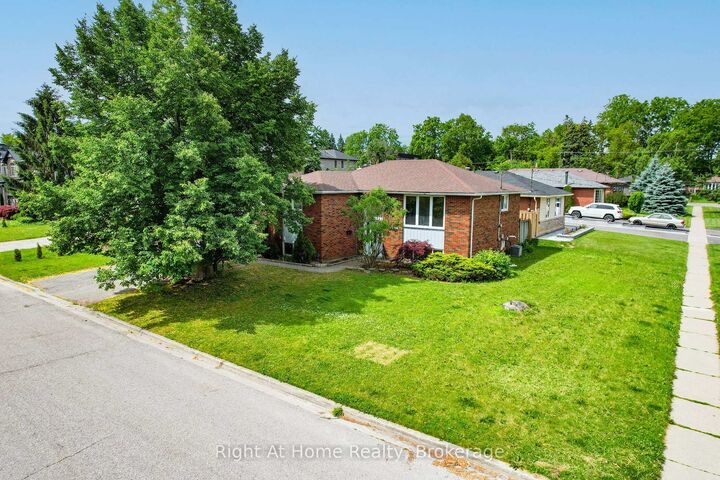 Property Photo:  833 Vicki Drive  ON L1W 2J4 