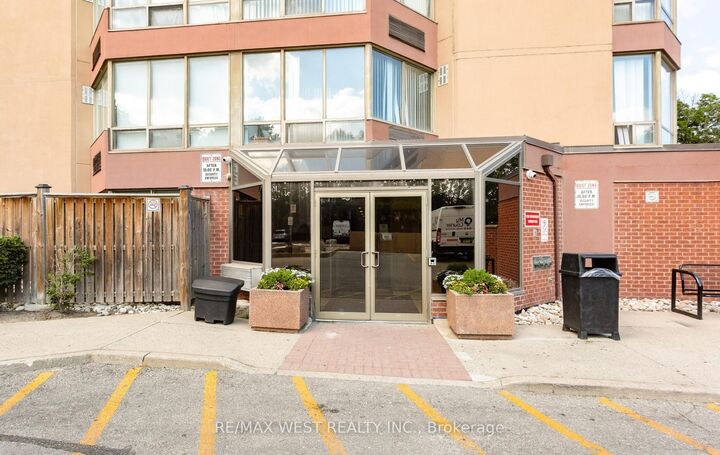 Property Photo: 25 Fairview Road W 1410 ON L5B 3Y8