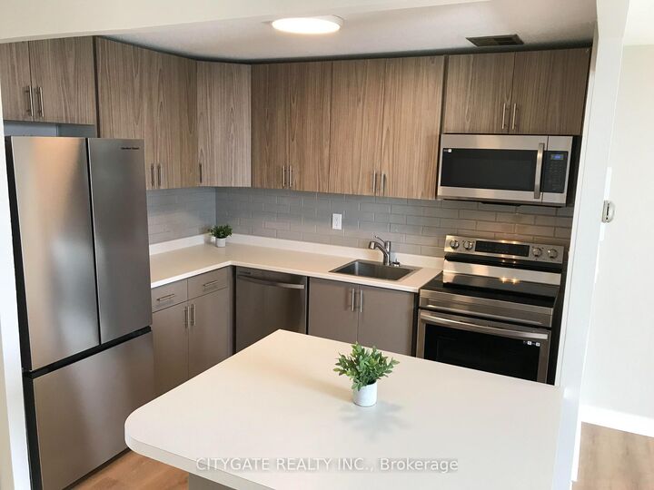 Property Photo: 1100 Caven Street Ph 10 ON L5G 4N3