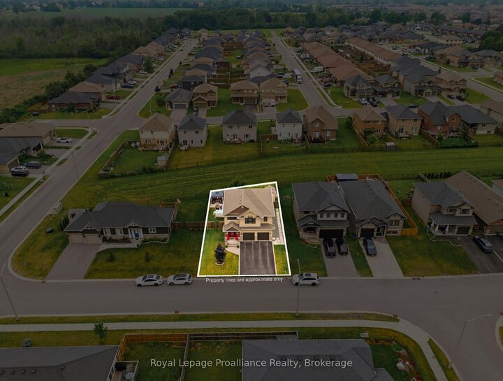 Property Photo:  32 Walnut Crescent  ON K8N 0E4 