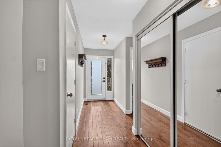 Property Photo: 18 Chisholm Court 9 ON K2K 1E2