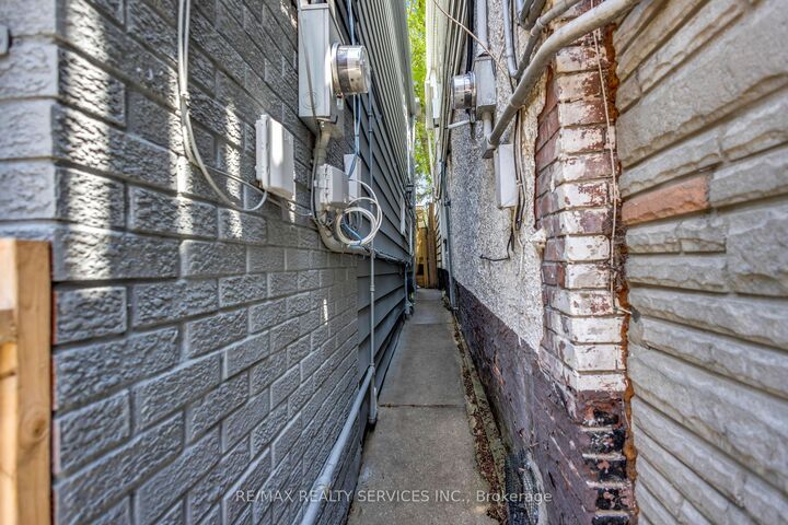 Property Photo:  827 Craven Road  ON M4L 2Z7 