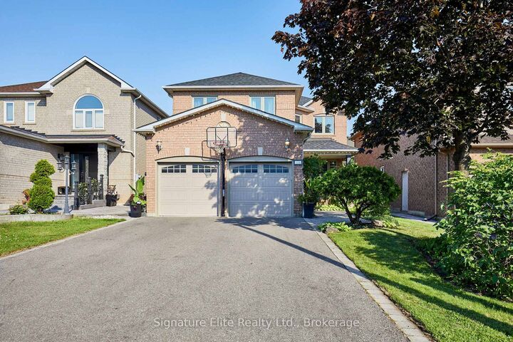 Property Photo: 954 Mantle Crescent ON L5V 2G4