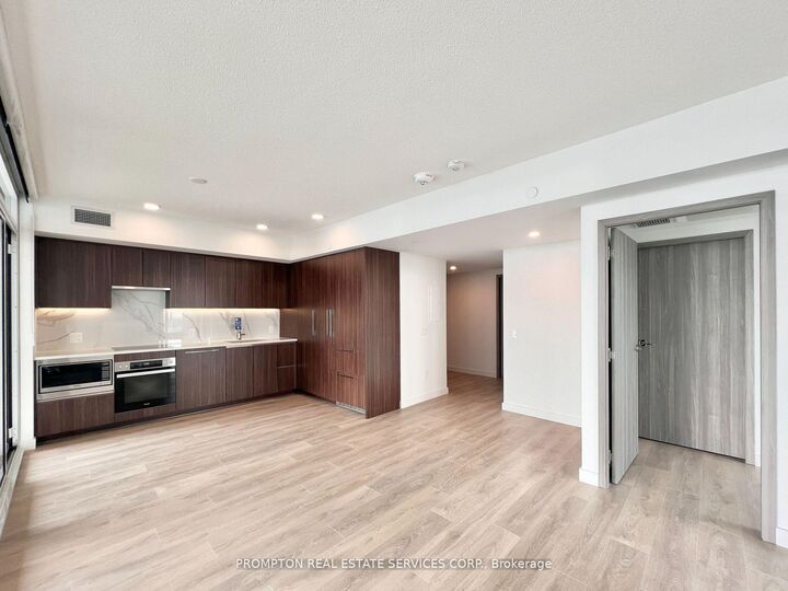 Property Photo: 1 Concord Cityplace Way 4210 ON M5V 0X3