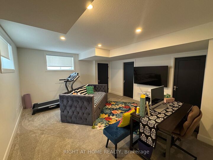 Property Photo: 981 Upperpoint Avenue ON N6K 0L1